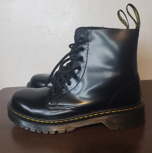 NWOT  Dr Martens - Picture 9 of 9